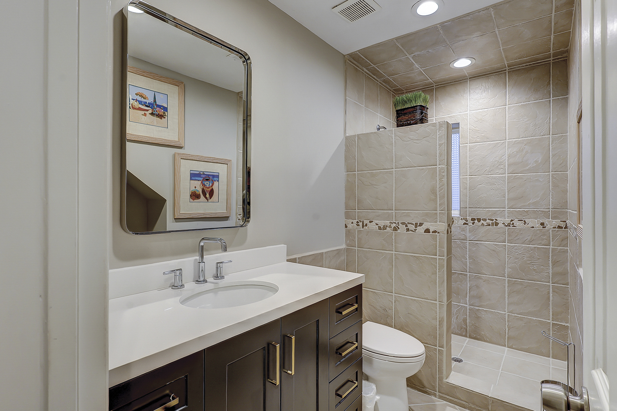 Guest Hall Full Bathroom