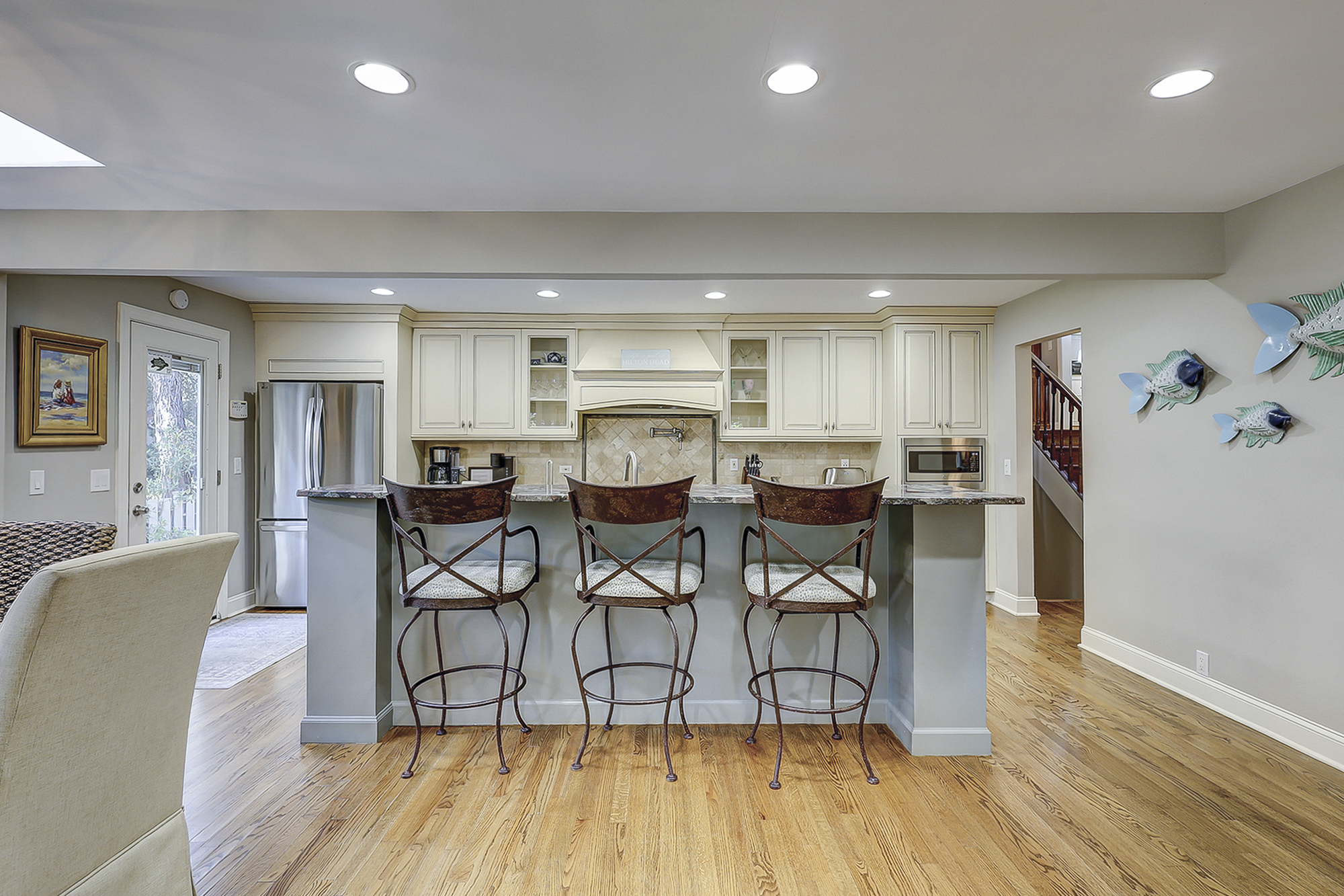 Kitchen w/ Breakfast Bar