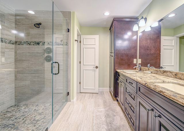 King Suite Full Bathroom