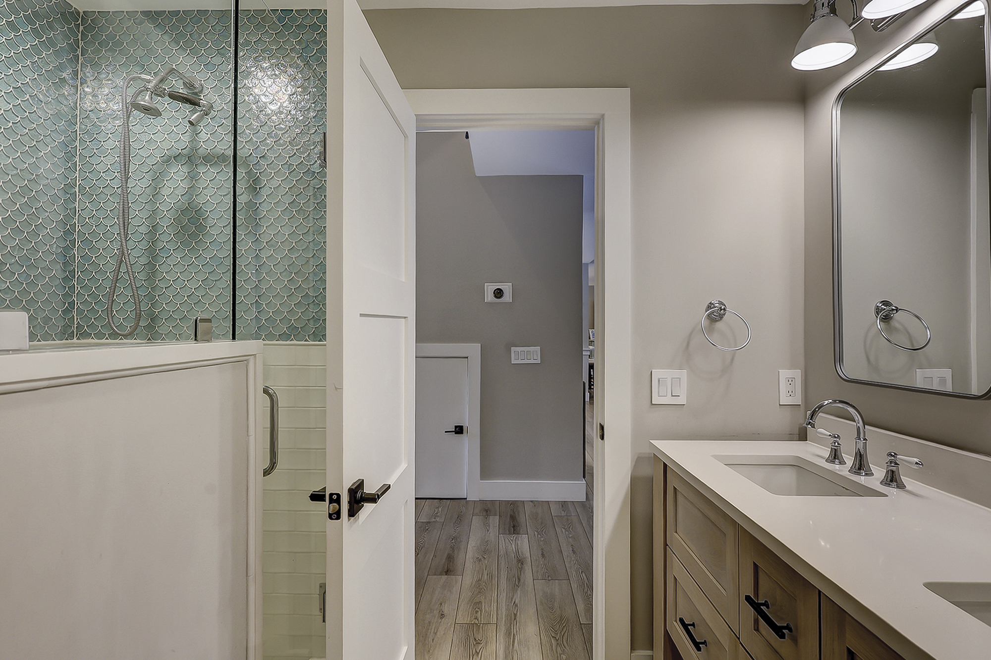 King Suite Full Bathroom