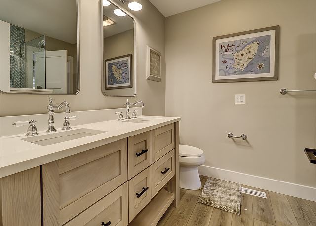 King Suite Full Bathroom