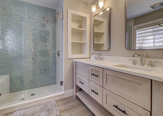 King Suite Full Bathroom