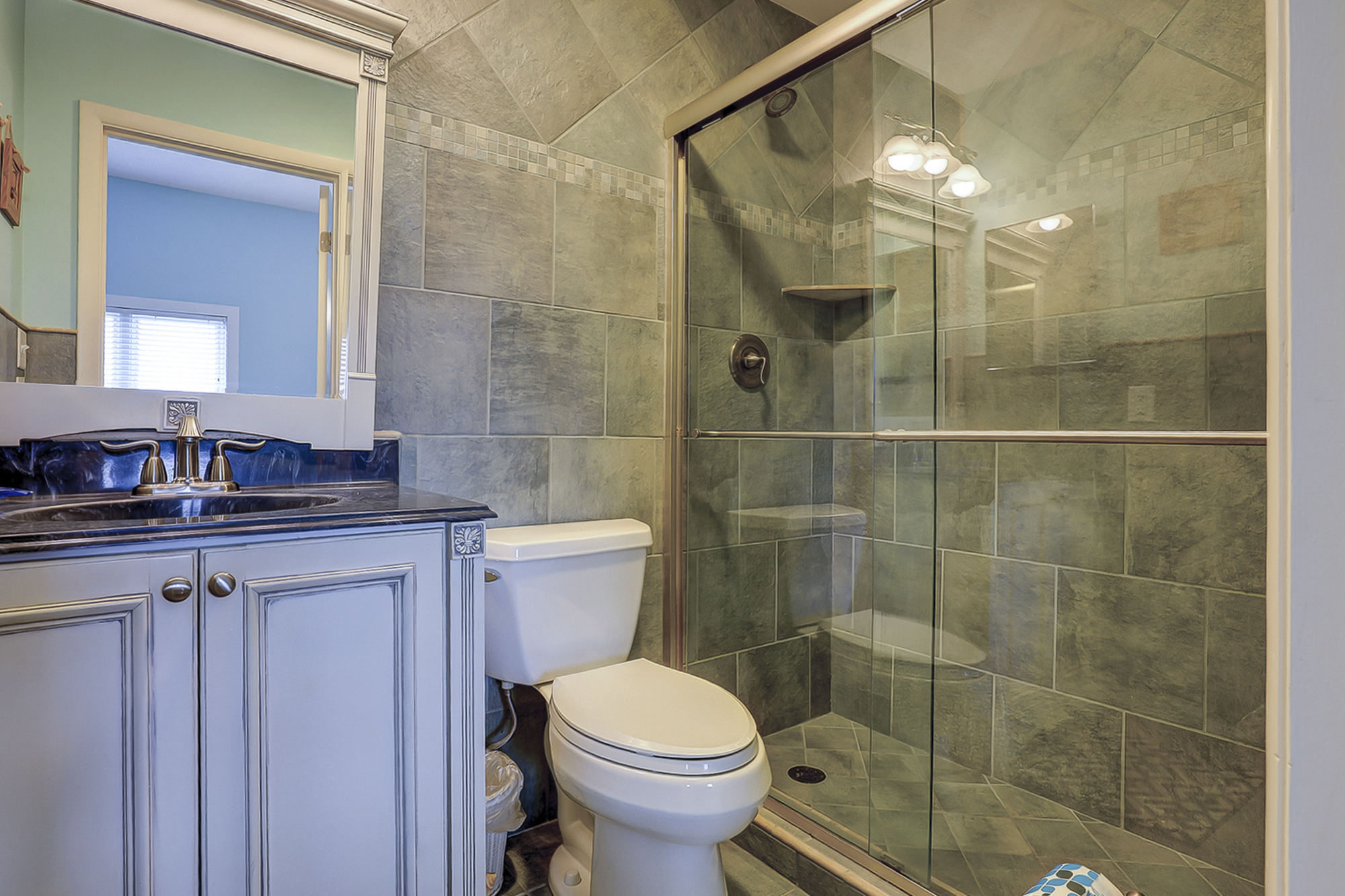 King Suite Full Bathroom