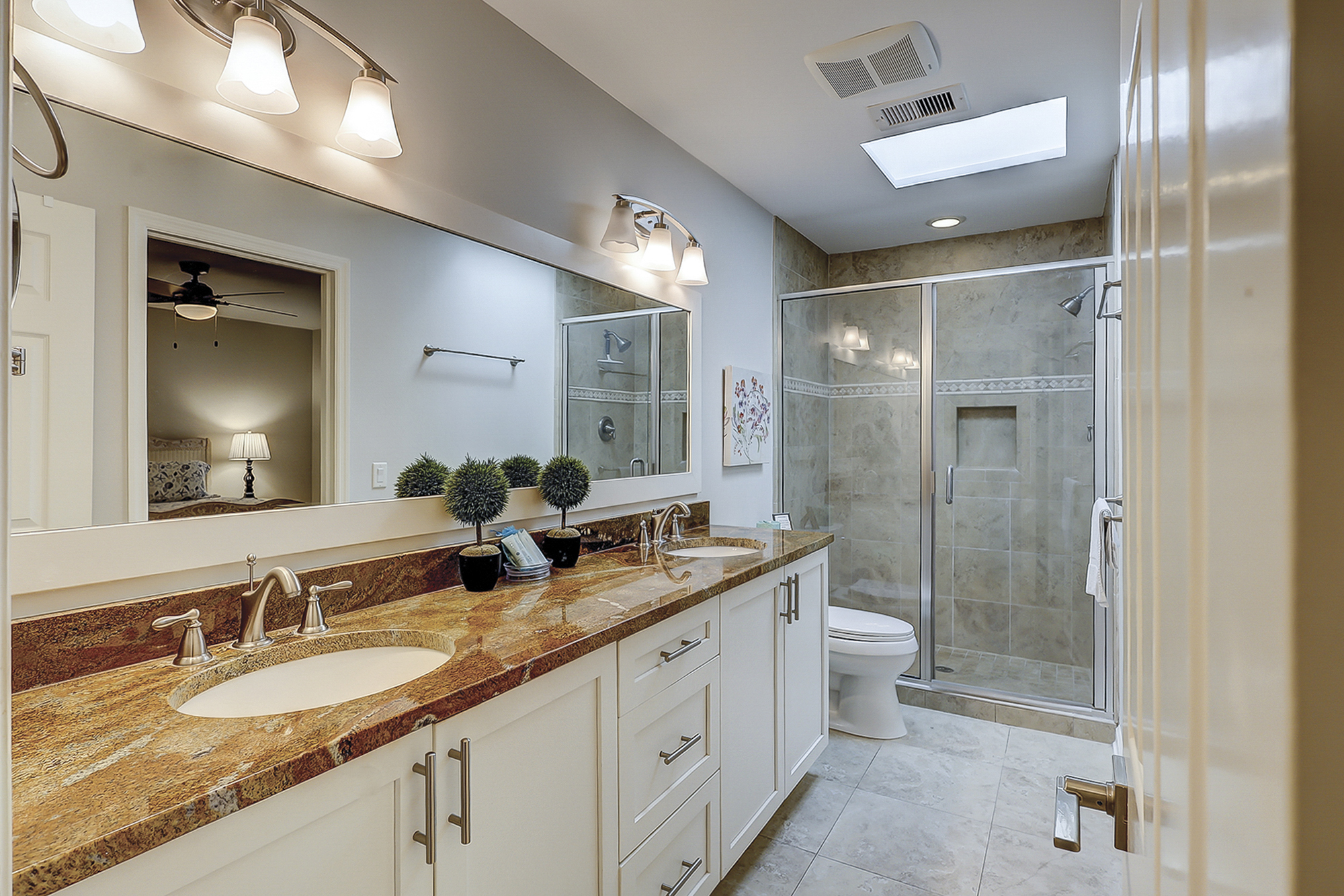 King Suite Full Bathroom