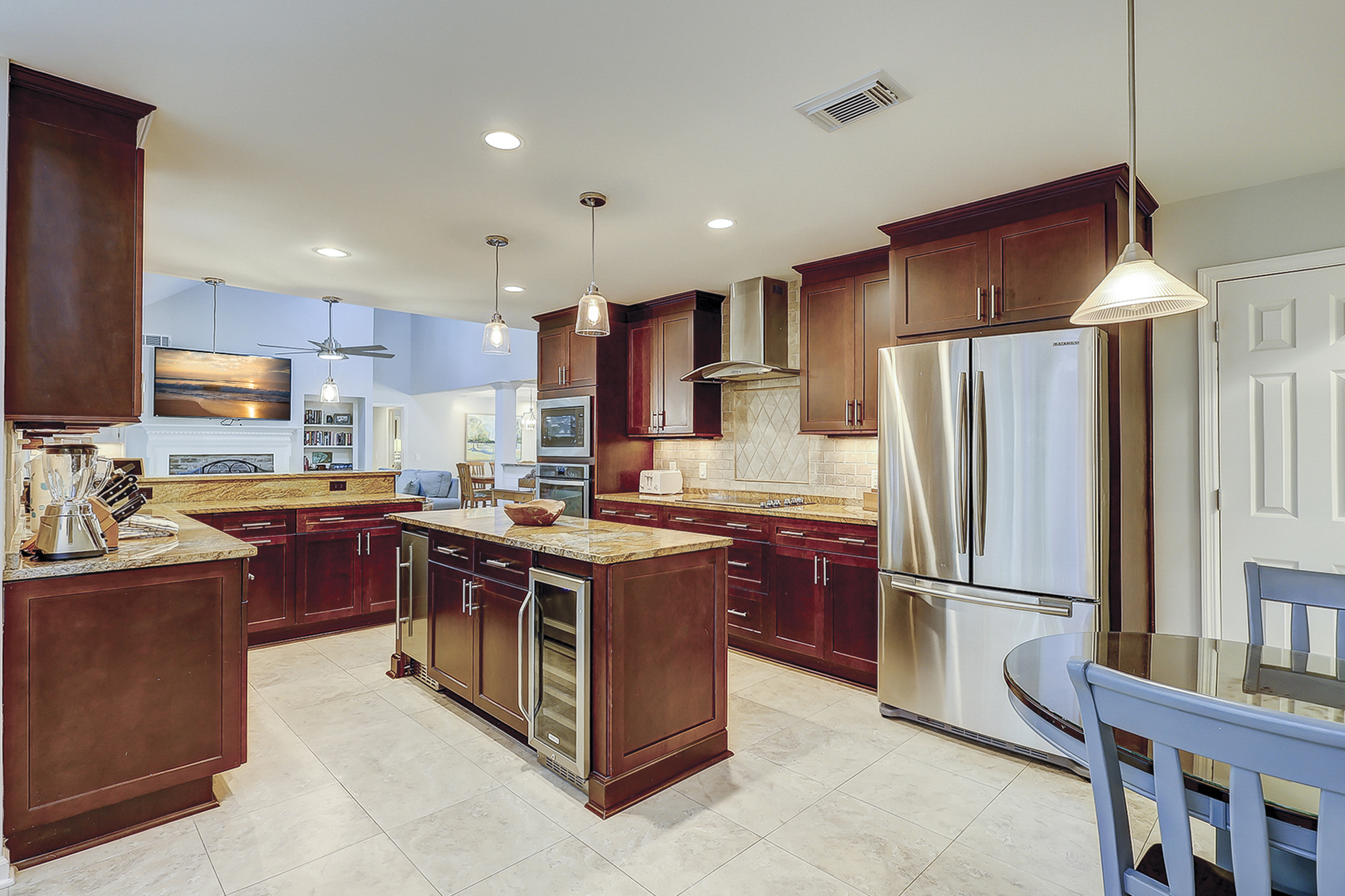 Kitchen w/ Breakfast Area