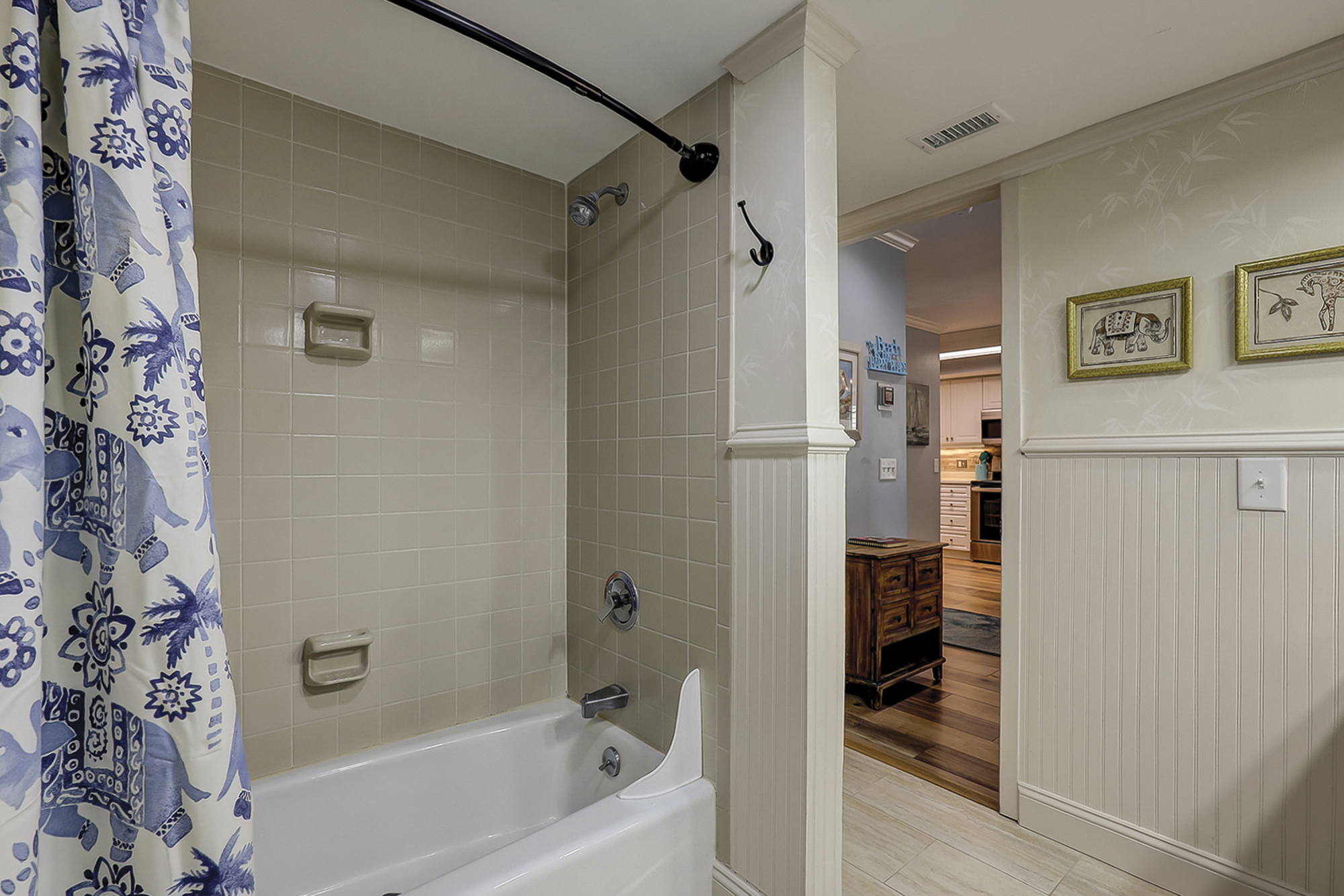 1st Floor Full Guest Batnroom