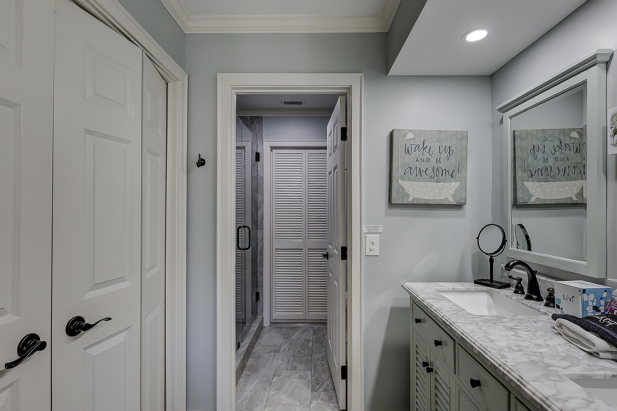 2nd Floor King Suite Full Bathroom