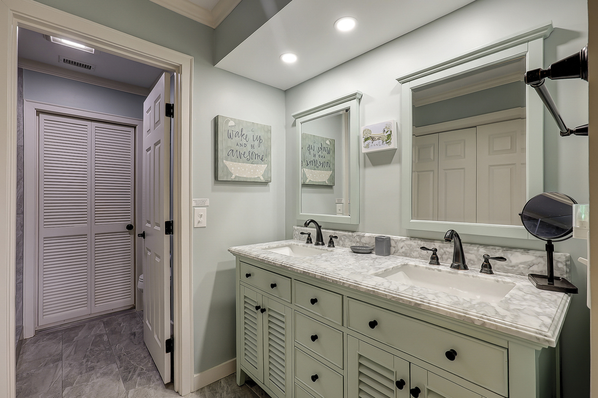 2nd Floor King Suite Full Bathroom