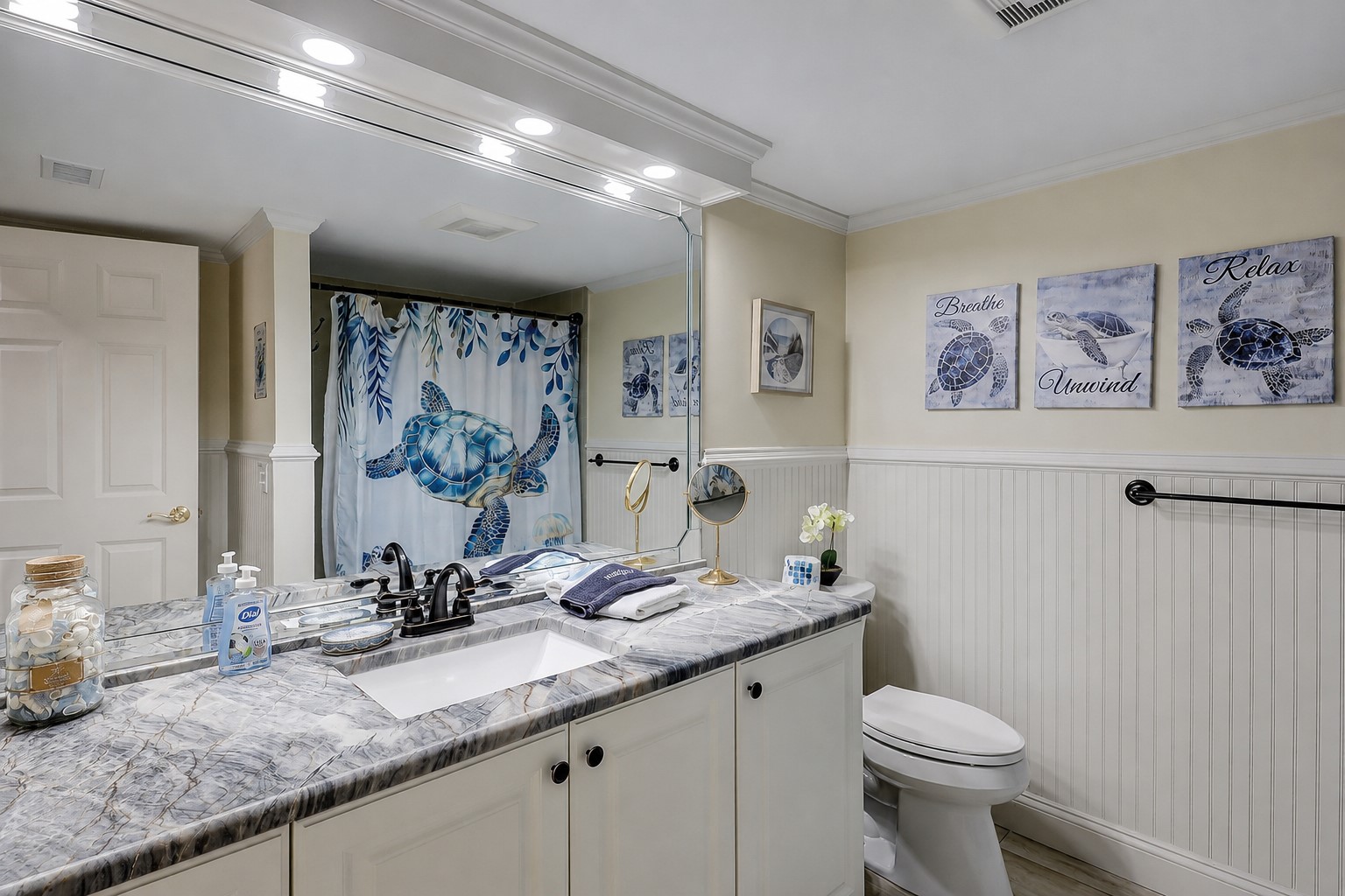 Guest Hall Full Bathroom