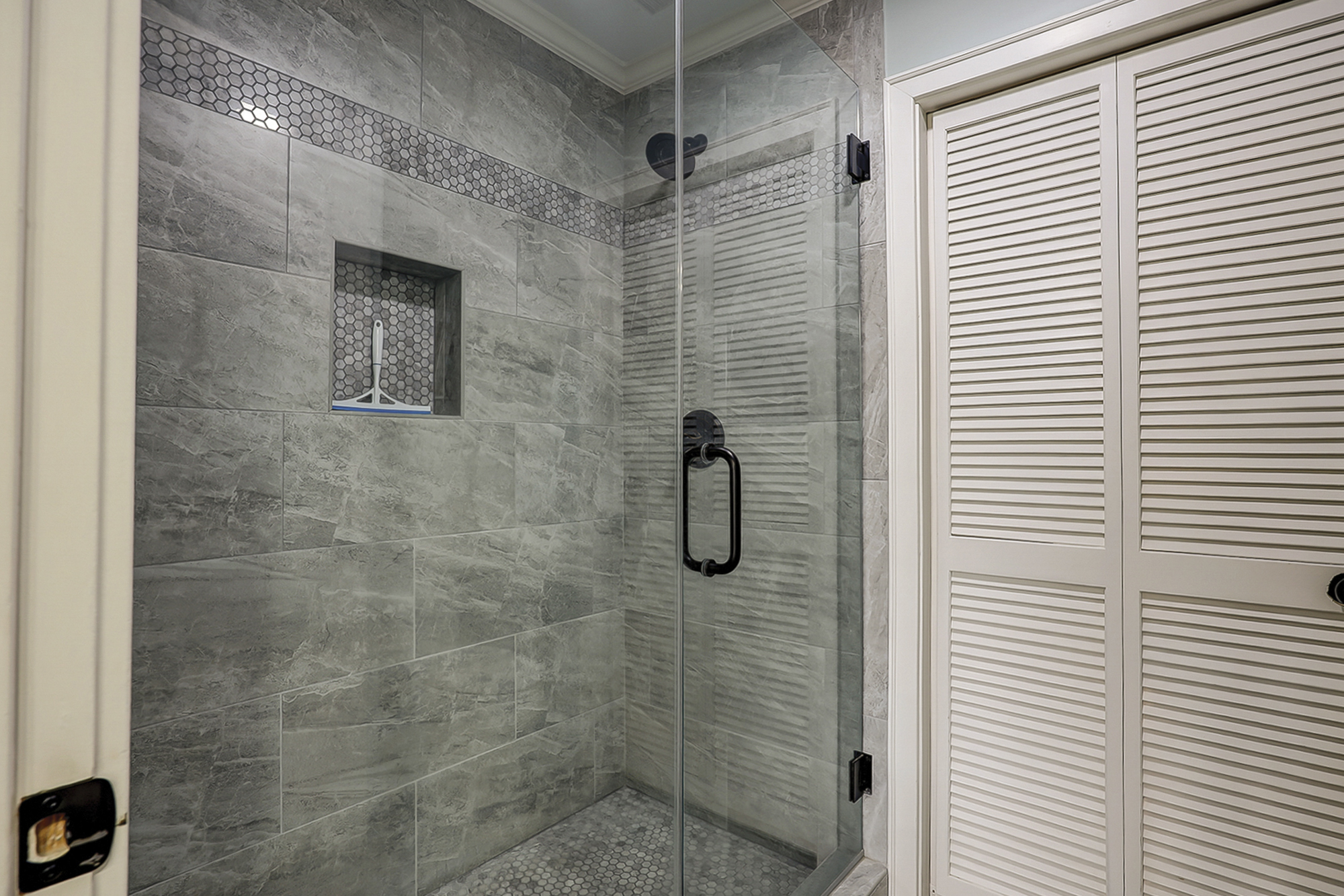 2nd Floor King Suite Full Bathroom