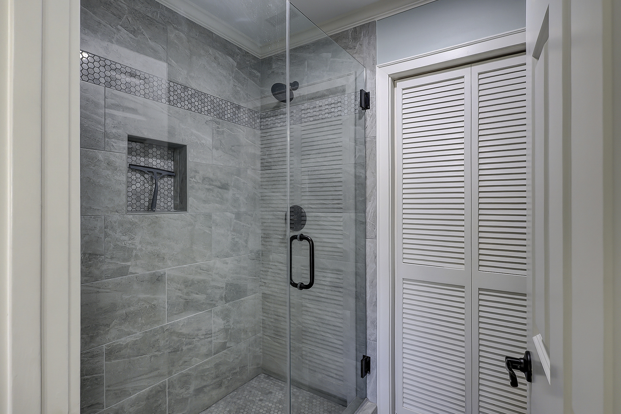 2nd Floor King Suite Full Bathroom