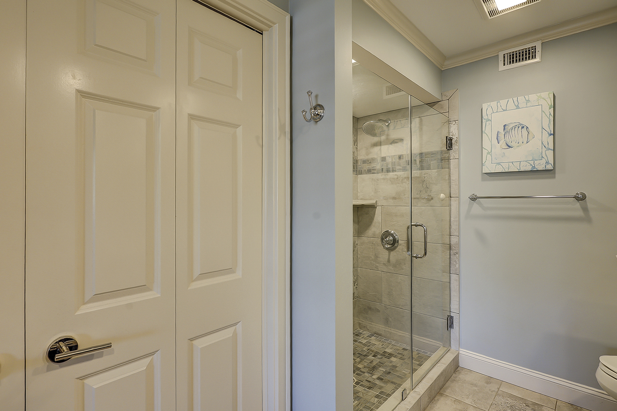 Main Floor King Suite Full Bathroom