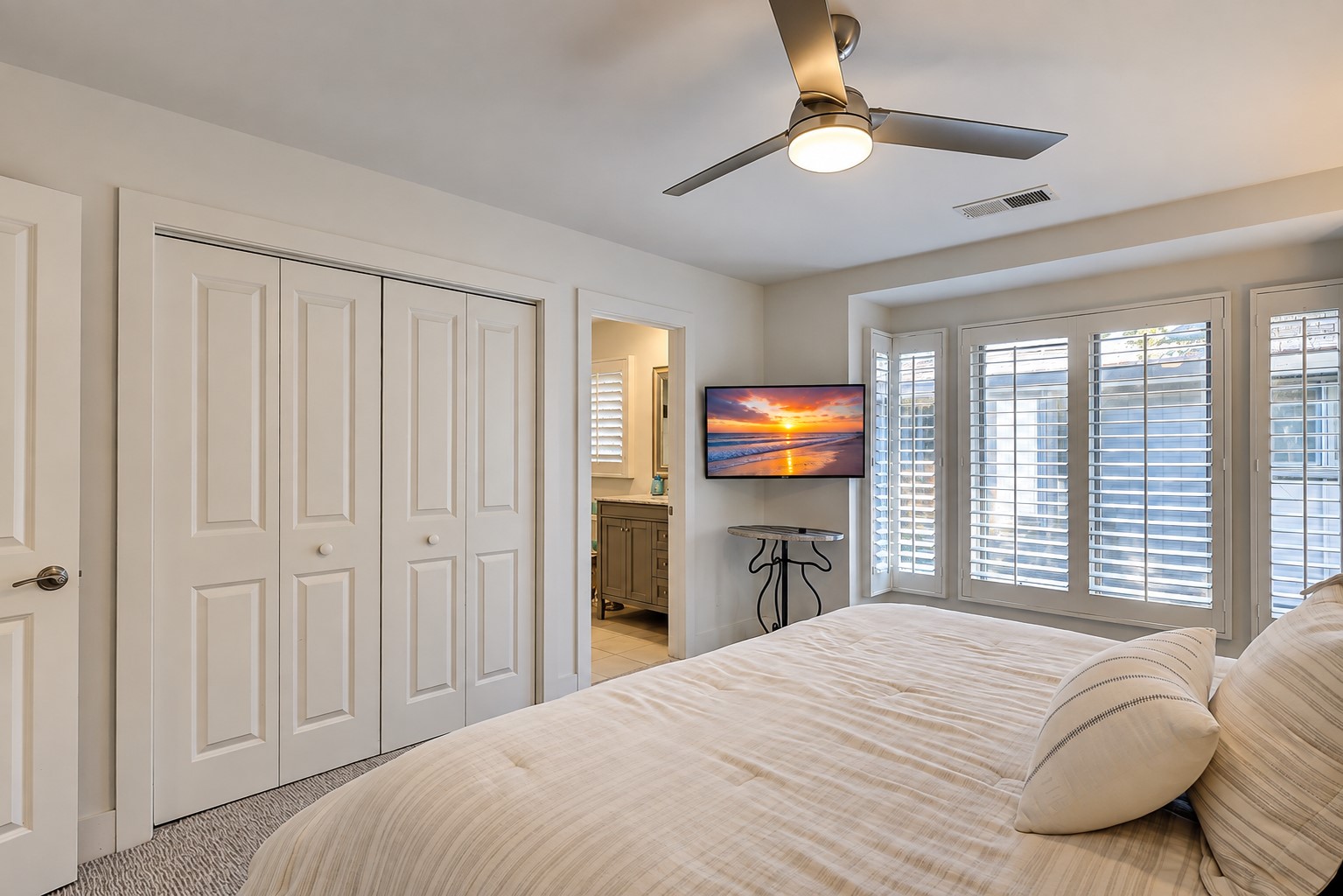 8 Turtle Lane Club - King Suite