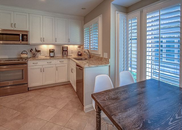 Kitchen w/ Breakfast ARea