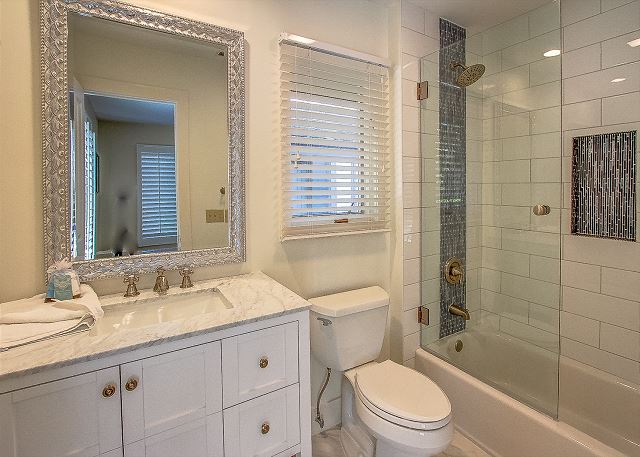Guest Suite Full Bathroom