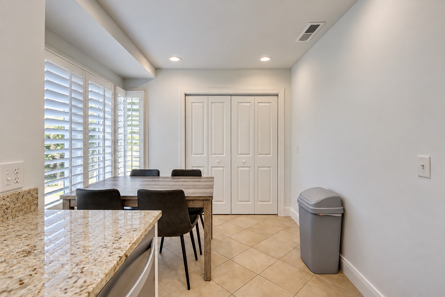 8 Turtle Lane Club - Breakfast Area