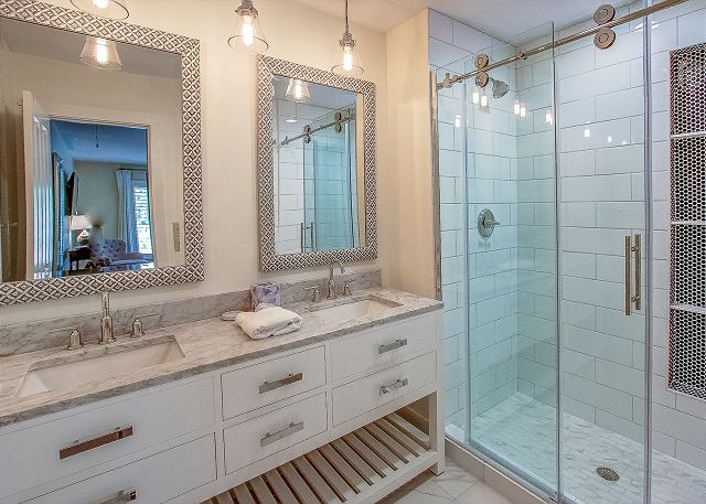 King Suite Full Bathroom