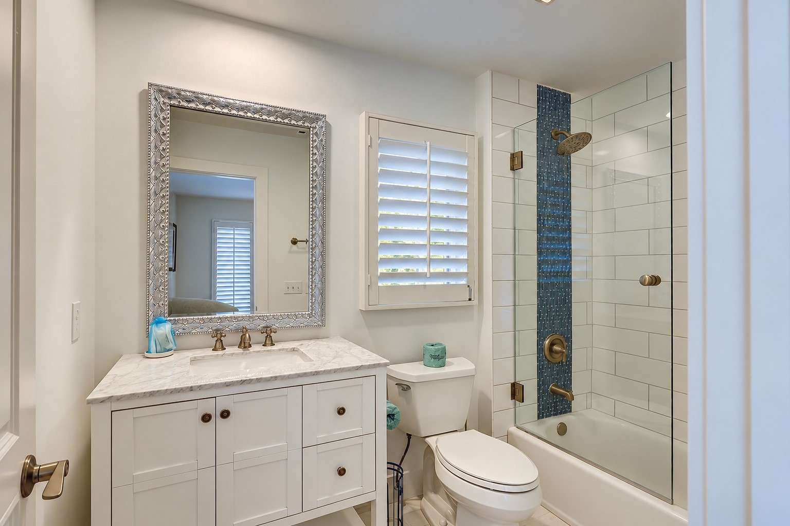 8 Turtle Lane Club - Guest Suite Full Bathroom