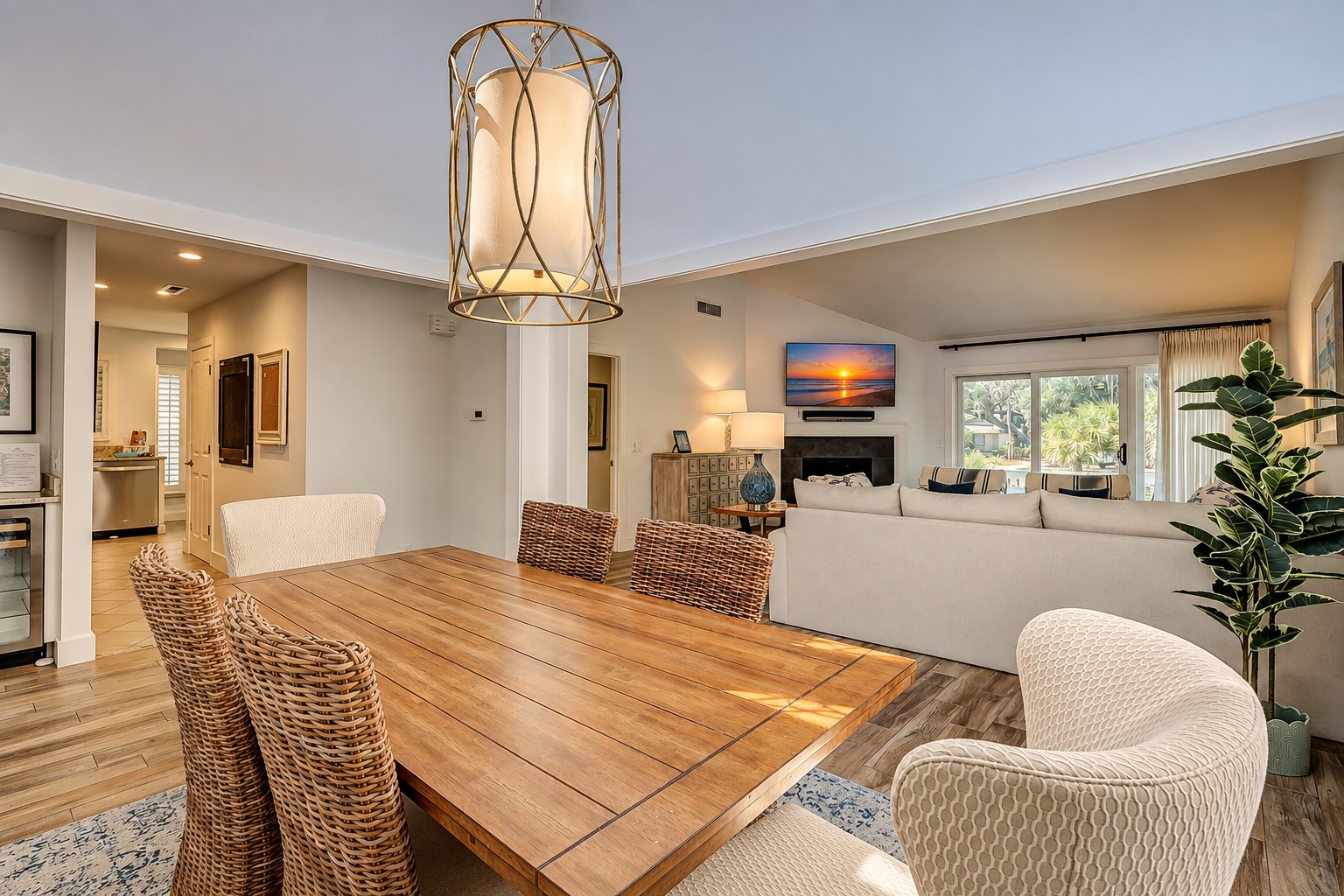 8 Turtle Lane Club - Dining Area