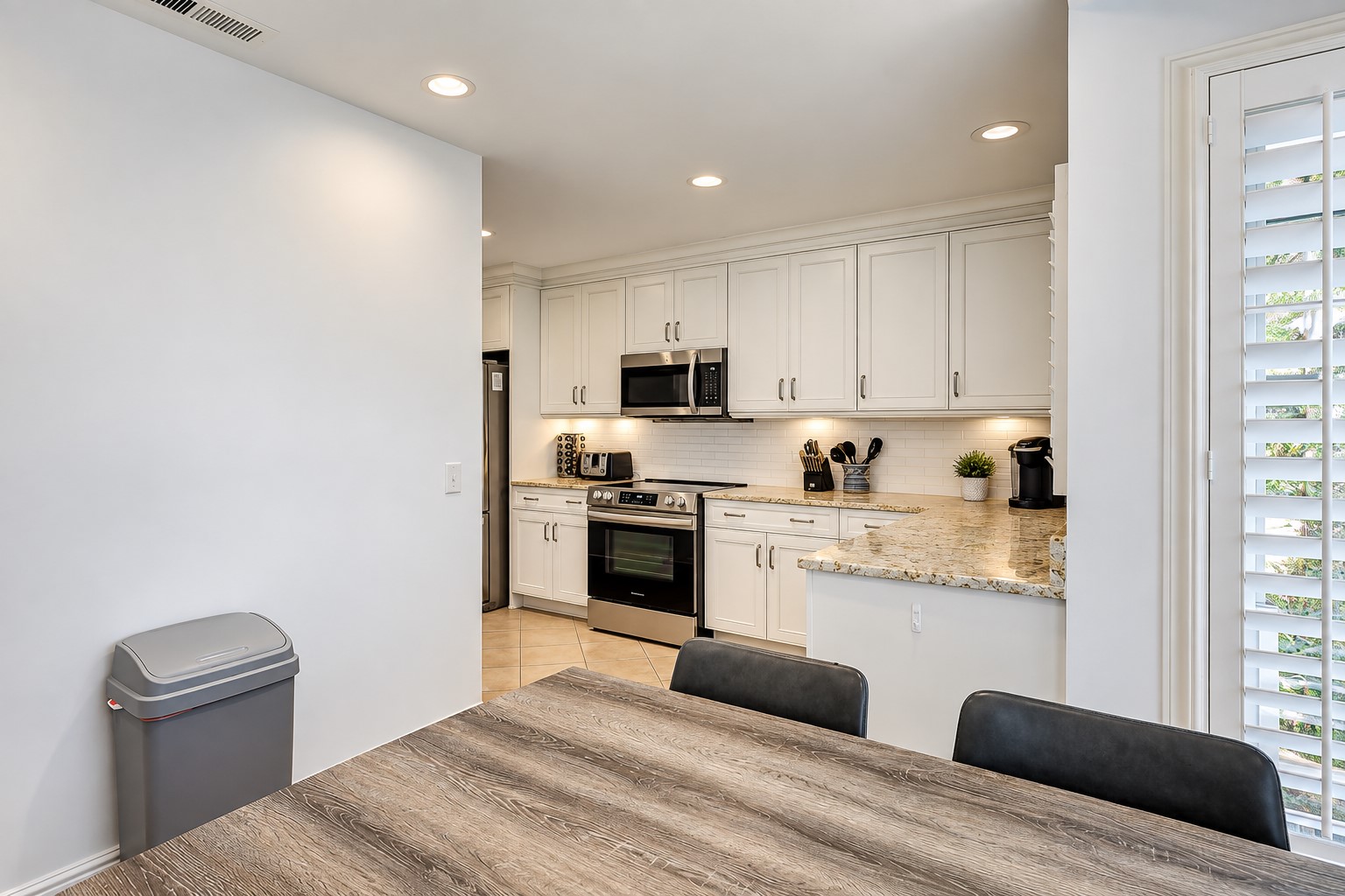 8 Turtle Lane Club - Breakfast Area & Kitchen