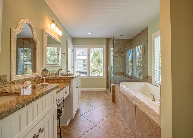 1st Floor King Suite Full Bathroom