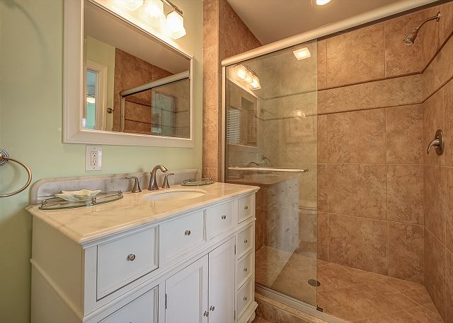 2nd Floor King Suite Full Bathroom