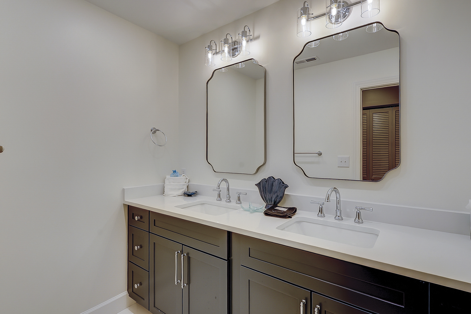 1st Floor King Suite Full Bathroom