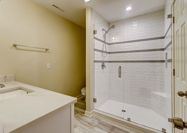 1st Floor King Suite Full Bathroom