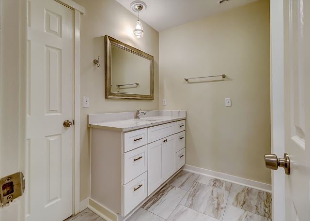 1st Floor King Suite Full Bathroom