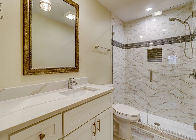 2nd Floor King Suite Full Bathroom