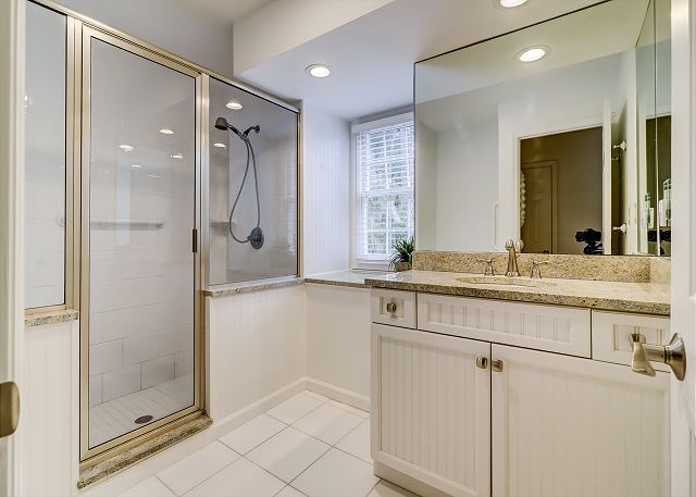 King Suite Full Bathroom