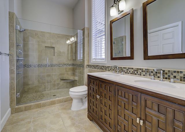 Main Floor King Suite