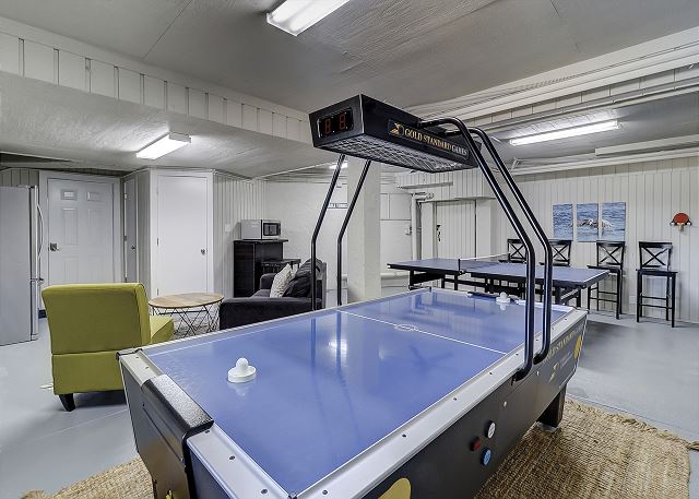 Garage Game Room - Air Hockey & Ping Pong