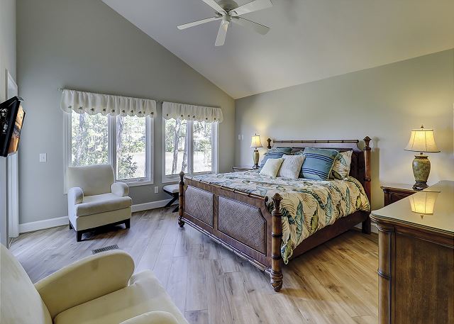 Main Floor King Suite