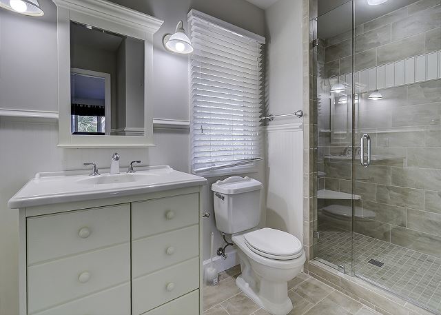 2nd Floor King Suite Full Bathroom