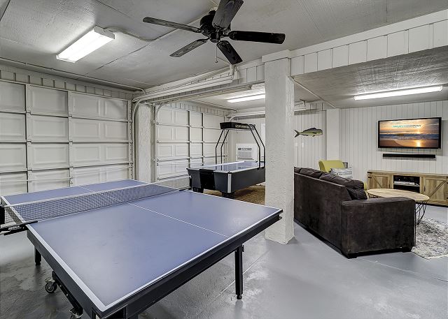 Garage Game Room - Ping Pong & Air Hockey