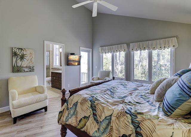 Main Floor King Suite