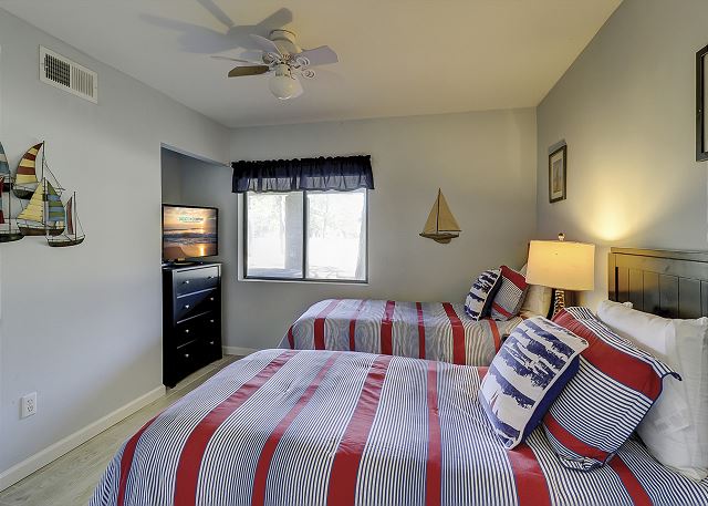 Lower Level Guest Bedroom - 2 Twins