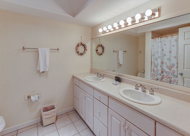 Guest Suite Full Bathroom