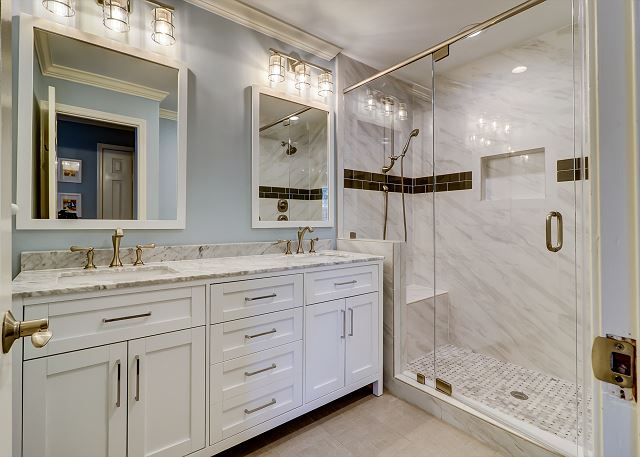 King Suite Full Bathroom