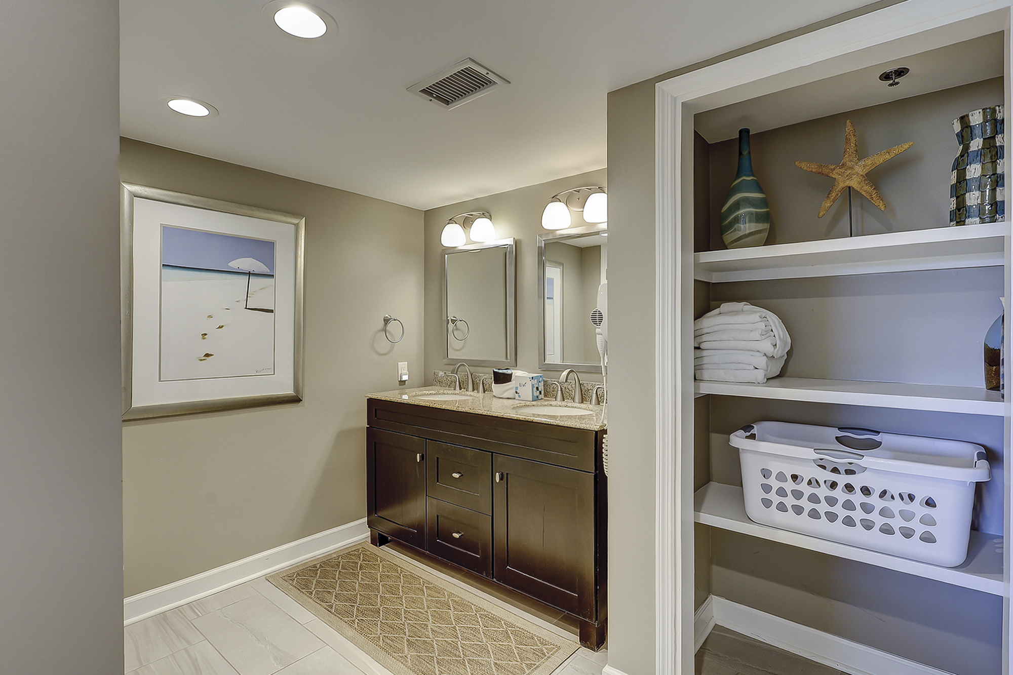 King Suite Full Bathroom