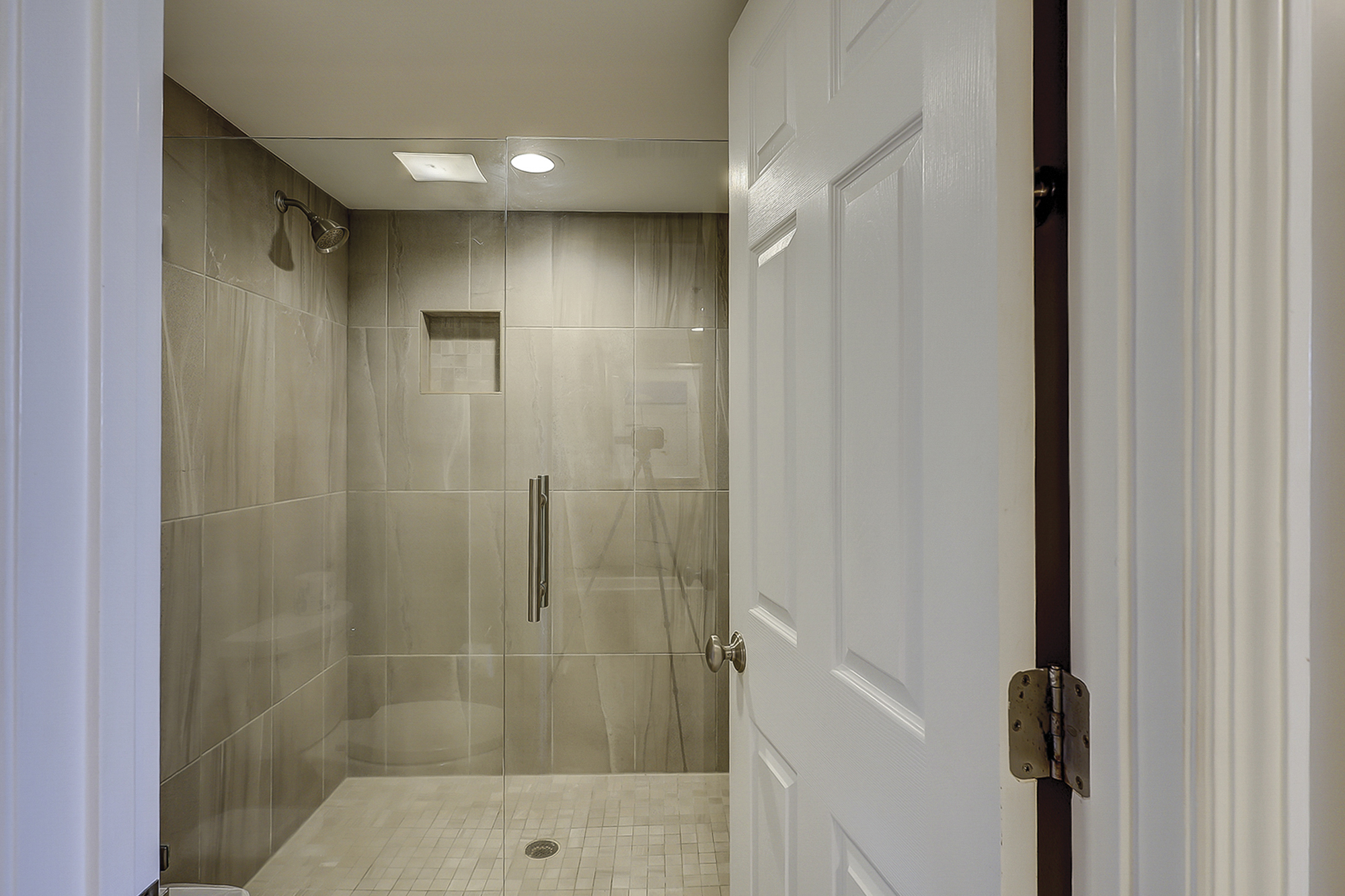 King Suite Full Bathroom