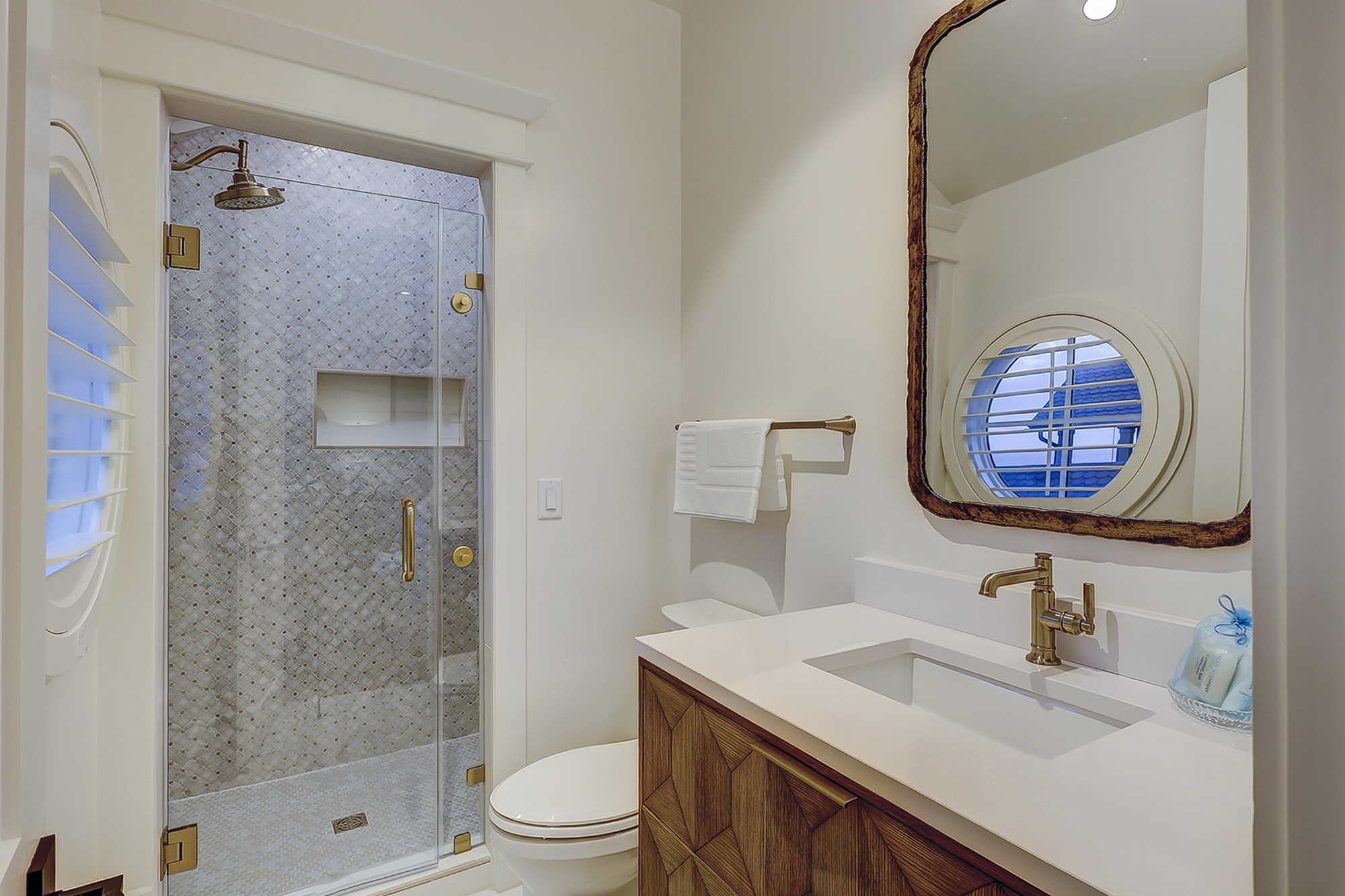 King Suite Full Bathroom