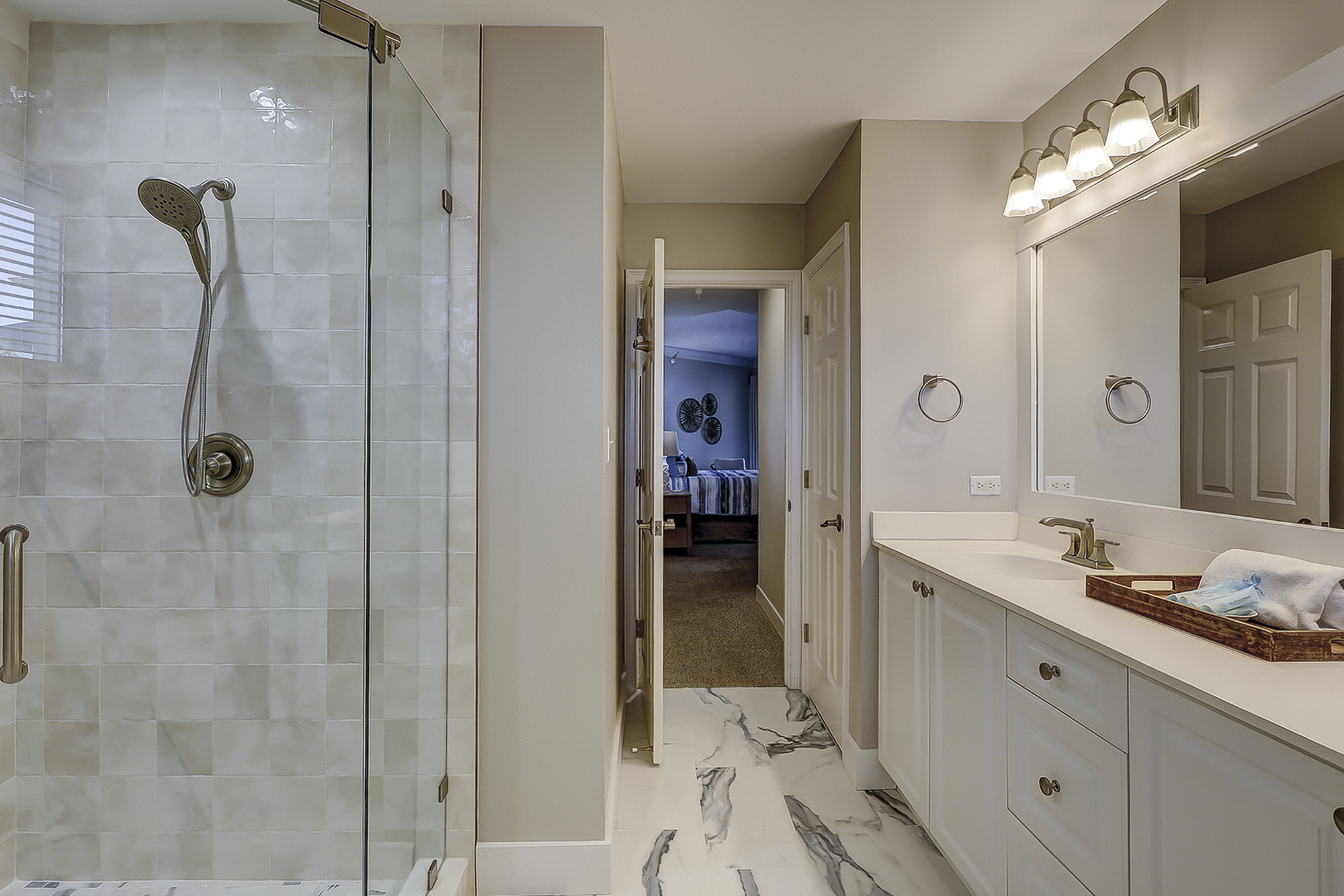 King Suite Full Bathroom