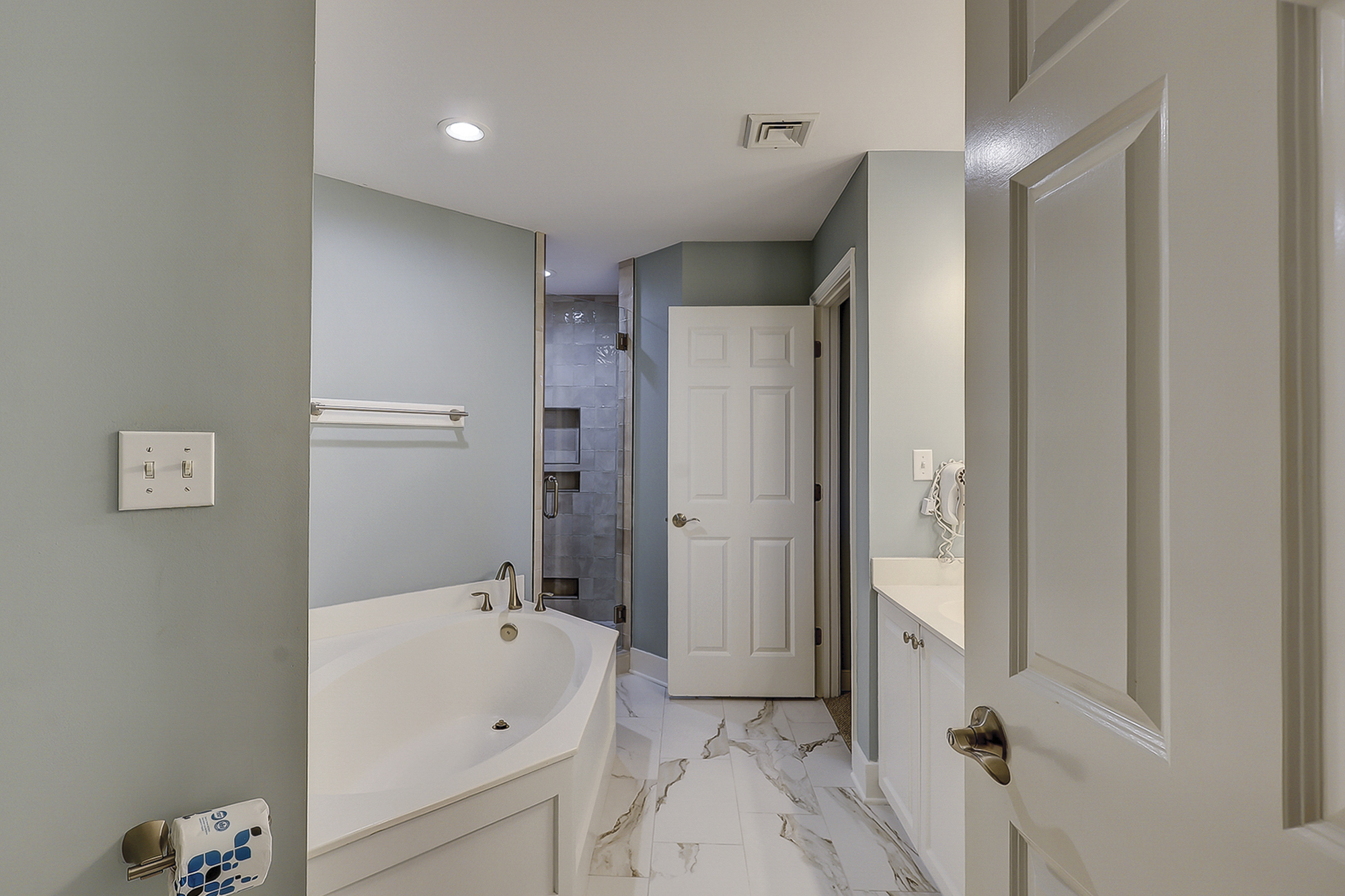 Guest Suite Full Bathroom