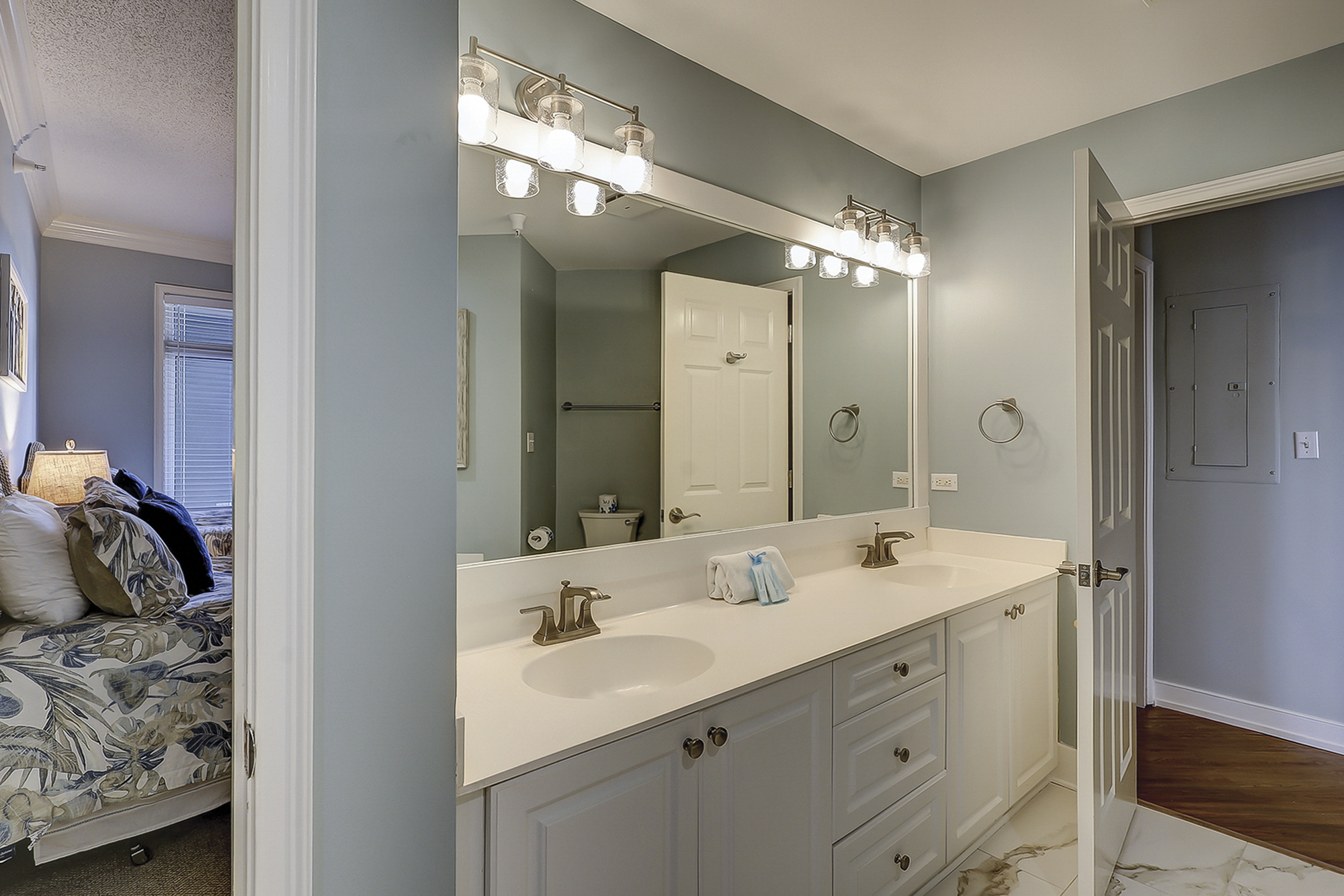 Guest Suite Full Bathroom