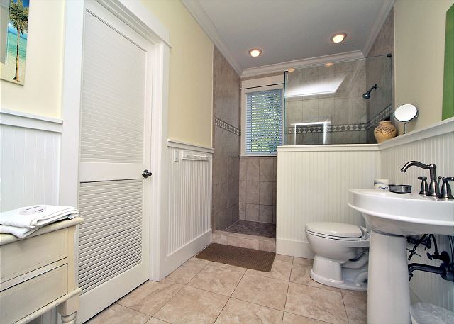 2nd Floor King Suite Full Bathroom