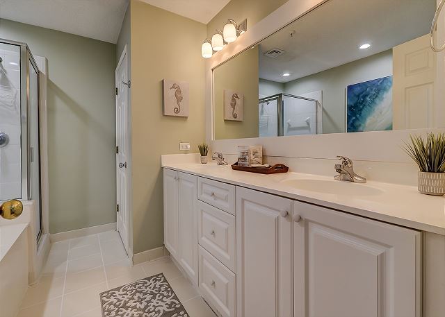King Suite Full Bathroom