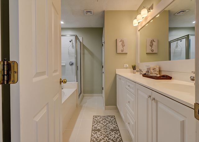 King Suite Full Bathroom