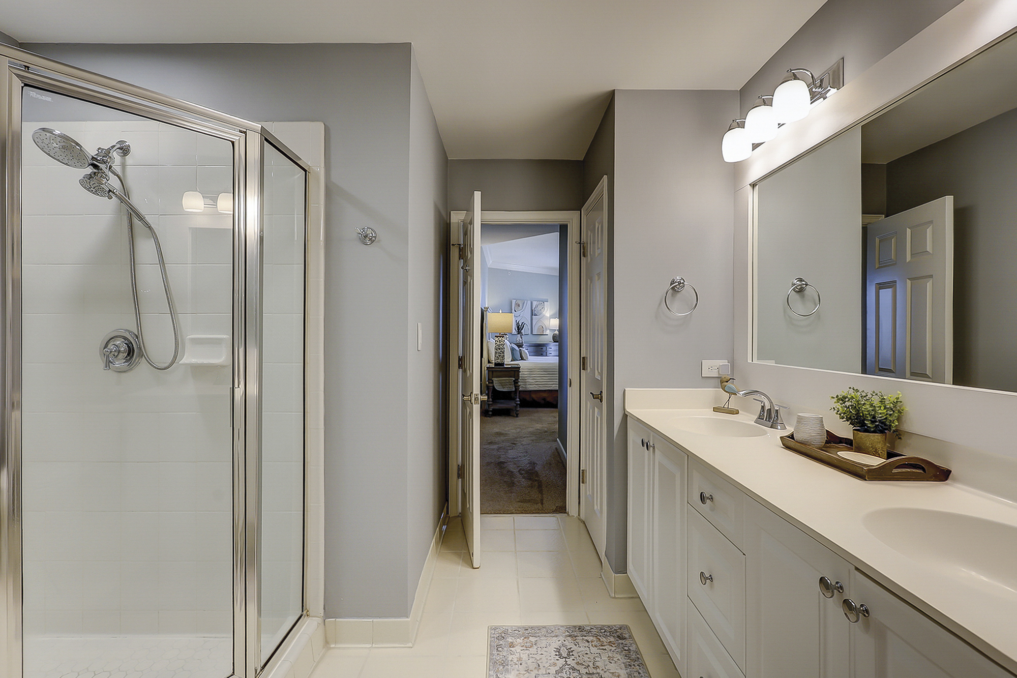 King Suite Full Bathroom